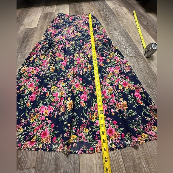 🌺 Beautiful flowers printed long skirt side zipper excellent condition. - Picture 5 of 8